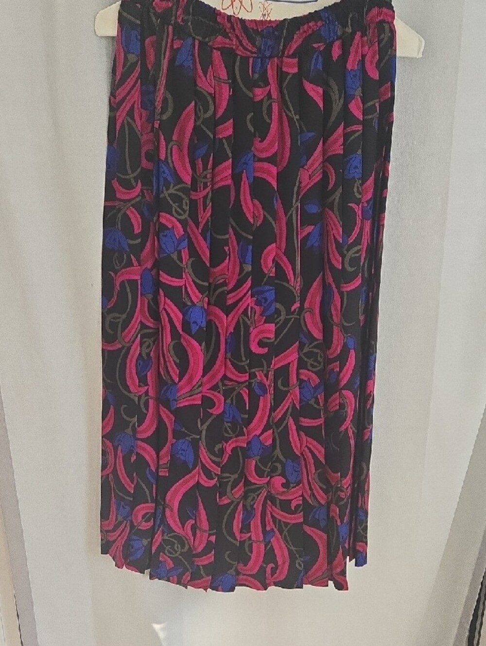 Jessica Cole Vintage 1980s Pleated Skirt – Black Floral Scroll Print | Size Larg - Picture 4 of 10